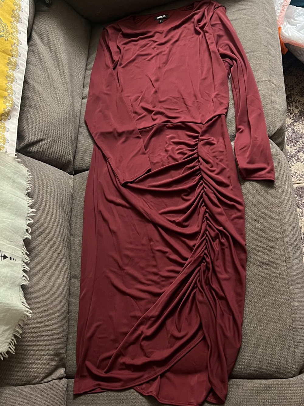 Express Long Sleeve Ruched Midi Dress in Burgundy Red